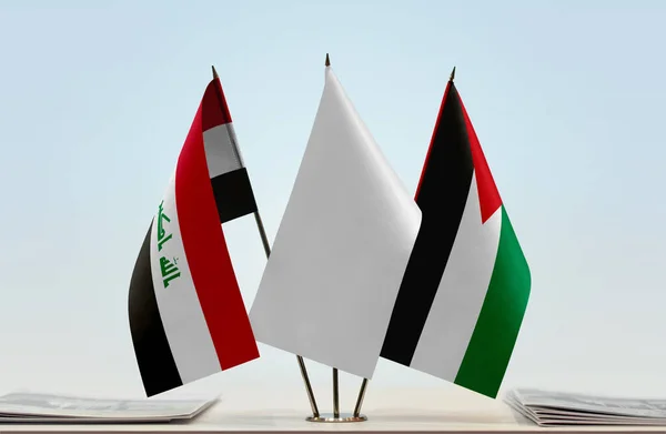 Ирак Палестина Белые Флаги Стенде Газетами Столе — стоковое фото
