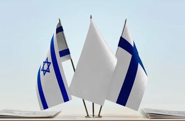 Israel Finlandia Banderas Blancas Stand Con Papeles —  Fotos de Stock
