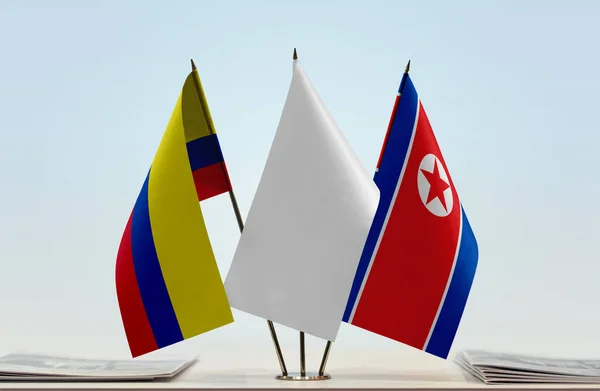 Colômbia Coreia Norte Bandeiras Brancas Stand Com Papéis — Fotografia de Stock