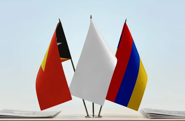 Timor Oriental Arménie Drapeaux Blancs Sur Stand Avec Journaux Sur — Photo