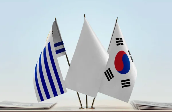Güney Kore Uruguay Bayrakları Kağıtlarla Ayakta — Stok fotoğraf