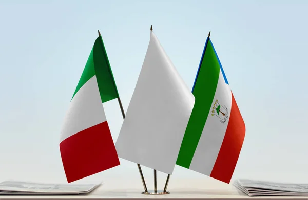 Bandeira Itália Stand Com Papéis — Fotografia de Stock