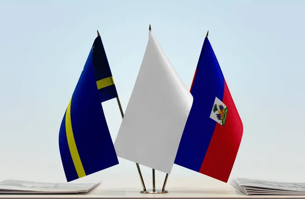 Curaçao Drapeaux Blancs Sur Stand Avec Des Papiers — Photo