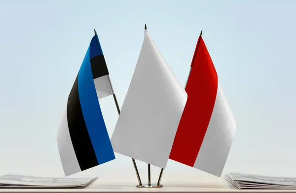 Estonie Indonésie Drapeaux Sur Stand Avec Papiers — Photo