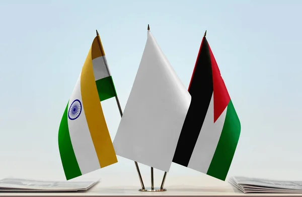 Индия Иордания Белые Флаги Стенде Газетами Столе — стоковое фото