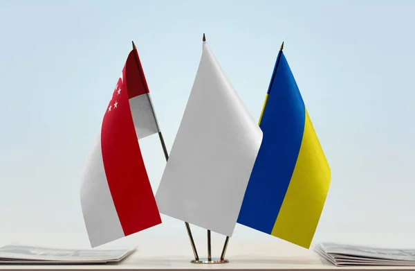 Singapur Ukraine Und Weiße Fahnen Stand Mit Zeitungen Auf Dem — Stockfoto