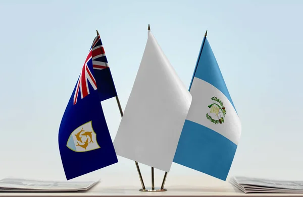 Anguilla Guatemala Witte Vlaggen Standaard Met Papieren — Stockfoto