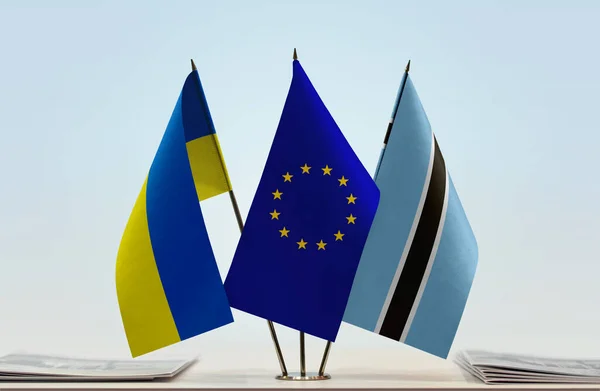 Ukraina Botswana Och Flagga Monter Med Papper — Stockfoto