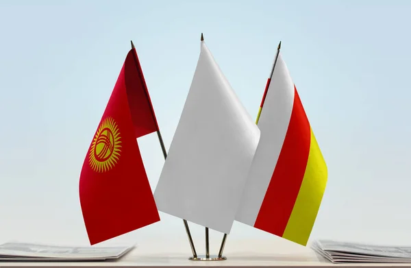 Kirgisistan Südossetien Und Weiße Flaggen Stand Mit Papieren — Stockfoto
