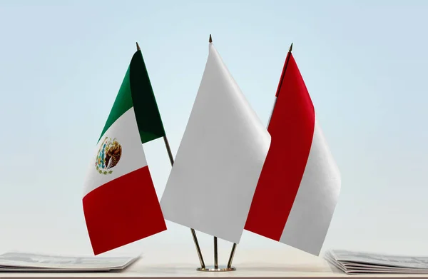Мексика Монако Белые Флаги Стенде Бумагами — стоковое фото