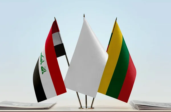 Irak Och Litauen Flaggor Monter Med Papper — Stockfoto
