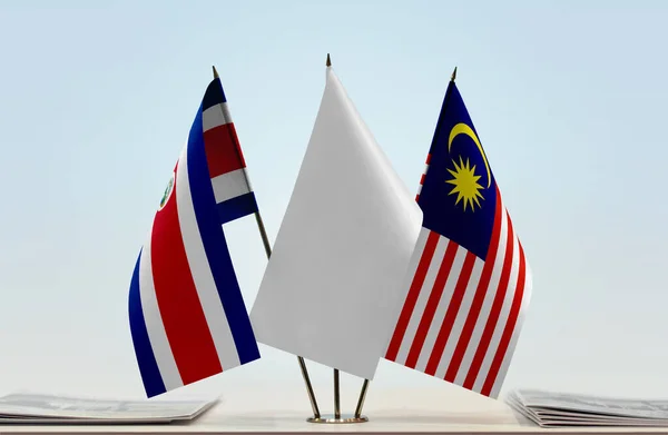 Costa Rica Malaysia Och Vita Flaggor Monter Med Papper — Stockfoto