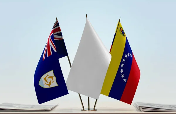 Ανγκουίλα Βενεζουέλα Και Λευκές Σημαίες Στο Περίπτερο Χαρτιά — Φωτογραφία Αρχείου