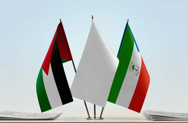 Флаги Иордании Экваториальной Гвинеи Трибуне Бумагами — стоковое фото