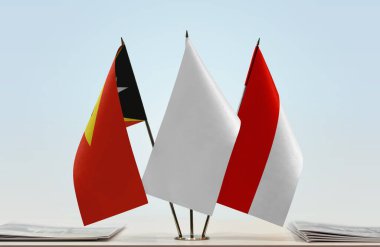 Doğu Timor, Endonezya ve beyaz bayraklar masada gazeteler