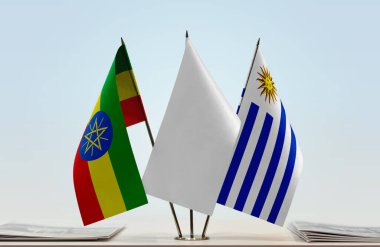 Etiyopya ve Uruguay bayrakları kağıtların yanında duruyor