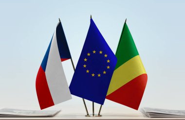  CR ROC ve eu bayrağı kağıtlarla birlikte beklemede