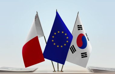 Malta Güney Kore ve eu bayrakları kağıtlarla birlikte