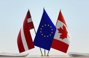 Letonya ve eu bayrağı kağıtlarla birlikte