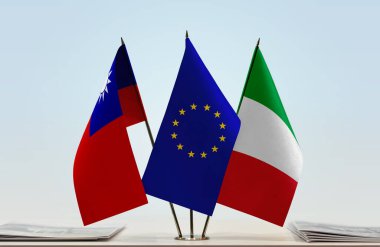 İtalya bayrağı kağıtlarla birlikte beklemede 