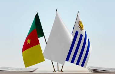 Cameron Uruguay ve evraklarla birlikte beyaz bayraklar