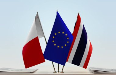 Malta Tayland ve eu bayrakları kağıtların yanında