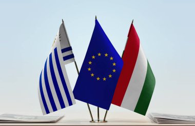 Uruguay ve eu bayrakları kağıtlarla ayakta  