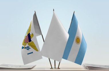 ABD Virjin Adaları Arjantin ve beyaz bayraklar kağıtlarla ayakta  