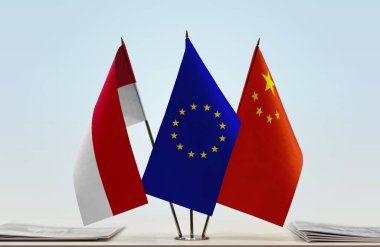 Monaco Çin ve eu bayrakları kağıtlarla ayakta duruyor