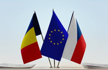 Chad ve eu bayrakları tezgahta.