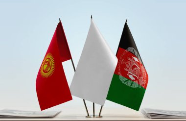 Kırgızistan Afganistan ve evraklarla birlikte beyaz bayraklar  
