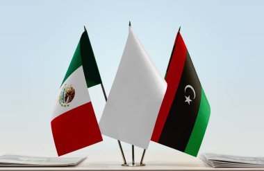 Meksika Libya ve beyaz bayraklar belgelerle ayakta