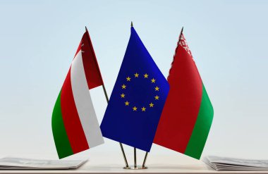 Umman Belarus ve eu bayrağı evraklarla birlikte beklemede.