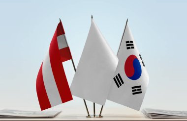 Avusturya, Güney Kore ve beyaz bayraklar kağıtlarla ayakta