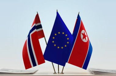  Norveç Kuzey Kore ve eu bayrakları kağıtlarla ayakta