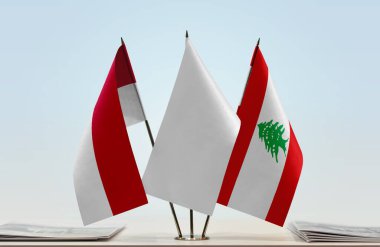 Lübnan ve Monako bayrakları kağıtlarla birlikte duruyor   