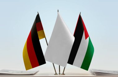 Alman bayrağı kağıtlarla beklemede 