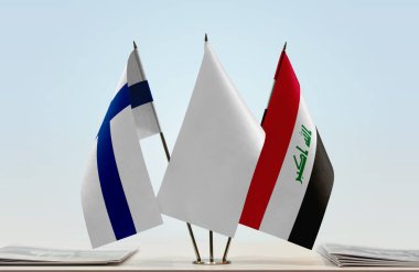 Finlandiya Irak 'ın bayrakları kağıtlarla birlikte duruyor