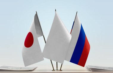 Japonya, Rusya ve beyaz bayraklar masada gazeteler