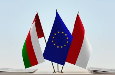 Umman Monako ve eu bayrağı kağıtlarla birlikte beklemede.