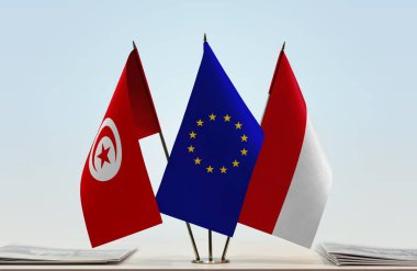 Tunus ve Monako bayrakları kağıtlarla ayakta   