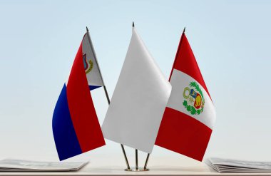 Sint Maarten, Peru ve evraklarla birlikte beyaz bayraklar  