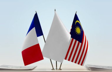  Beyaz bayraklar ve kağıtlar.  