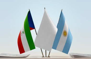 Ekvator Ginesi Arjantin ve beyaz bayraklar kağıtlarla beklemede