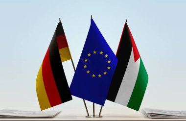 Almanya Filistin ve eu bayrağı kağıtlarla ayakta