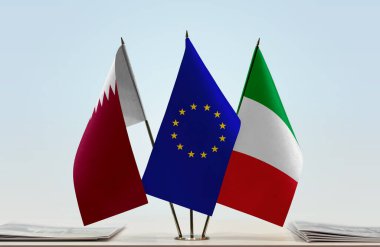 Katar İtalya ve eu bayrağı kağıtlarla ayakta