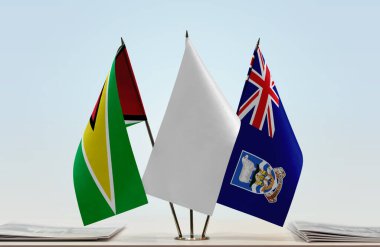 Guyana Antigua ve beyaz bayraklar kağıtlarla ayakta 