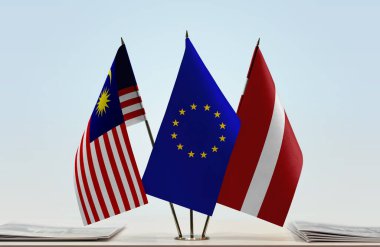 Malezya Letonya ve eu bayrağı kağıtlarla birlikte beklemede