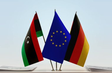 Alman bayrağı kağıtlarla beklemede 