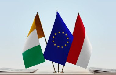 Fildişi Sahili ve Monako bayrakları kağıtlarla birlikte duruyor   